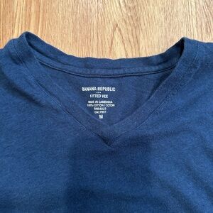 Banana Republic Men's Navy Blue Fitted V-Neck Shirt